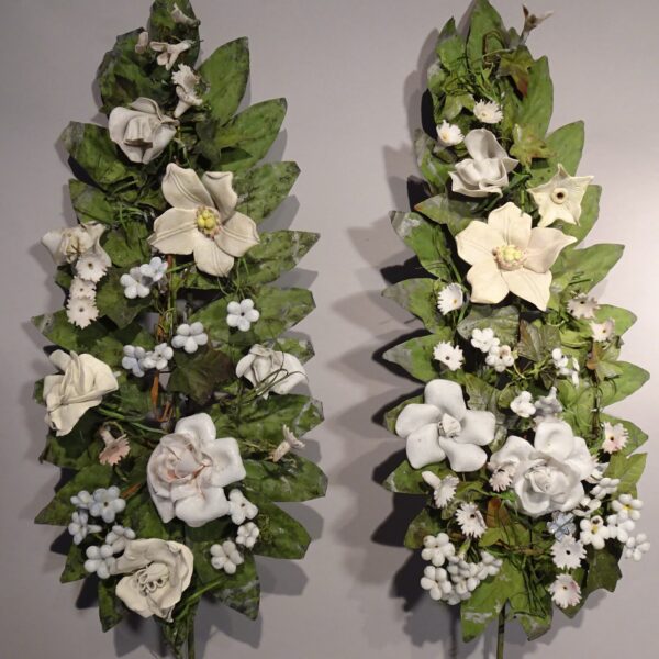 Coppia di steli in lamierino con fiori in bisquit XIX sec.-1
