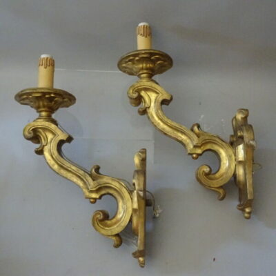 Coppia di bracci in legno dorato XVIII secolo
